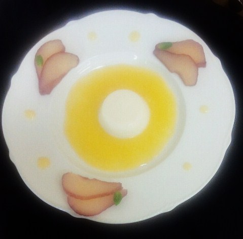 ココナッツゼリー・洋ナシの赤ワイン添え～マンゴーソース