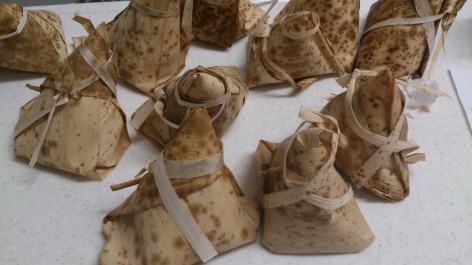 竹の皮でくくる