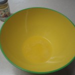 サラダ油とはちみつを合わせる