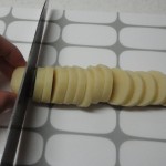 生地を切っているところ