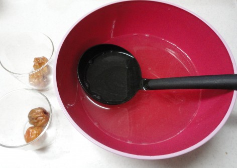 器に流し入れるところ