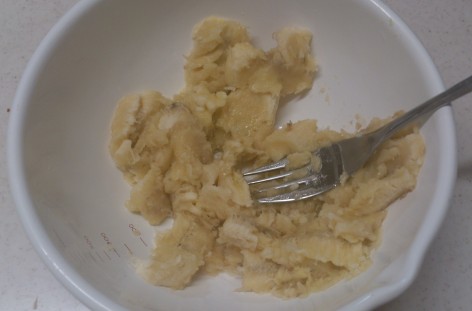 バナナをつぶしているところ