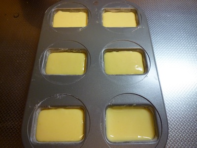 型に生地を流す