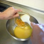 オレンジピールを加える