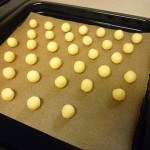 丸めて天板に並べる