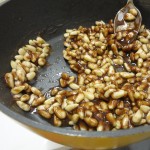 松の実を全体に絡める