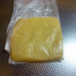 ビニール袋に入れ平らにする