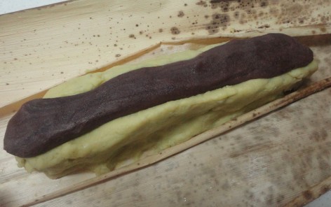 竹の皮に棒状にのせる