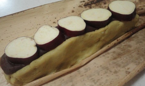 さつまいもの甘煮をのせる