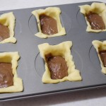 チョコ生地を流し入れる