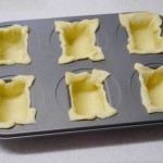 パイ生地を型に敷き詰める