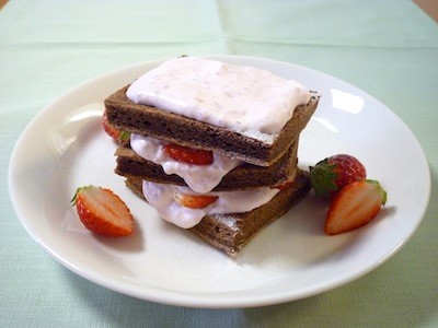 チョコレートビスキュイ　いちごクリームサンド