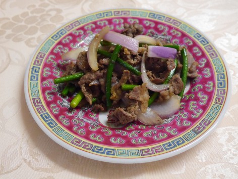 牛肉とにんにくの芽と紫玉ねぎオイスターソース炒め